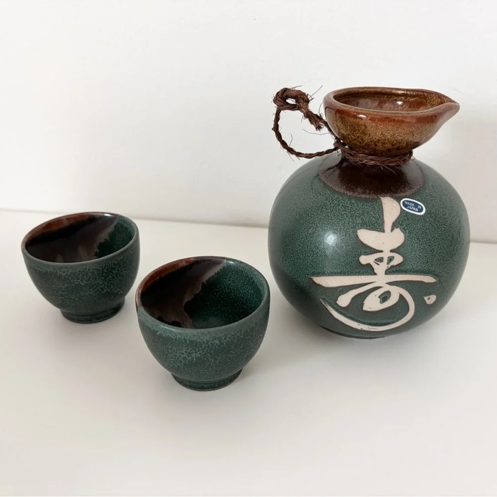 BNIB Vintage Ceramic Sake Set – Bottle + 2 Cups (New in Box), Made in Japan - Picture 2 of 7